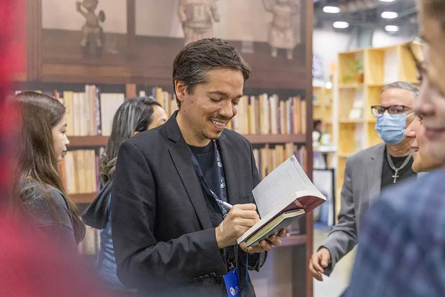 Calles tiene m&aacute;s de una d&eacute;cada como escritor en la que ha ganado varios premios literarios.