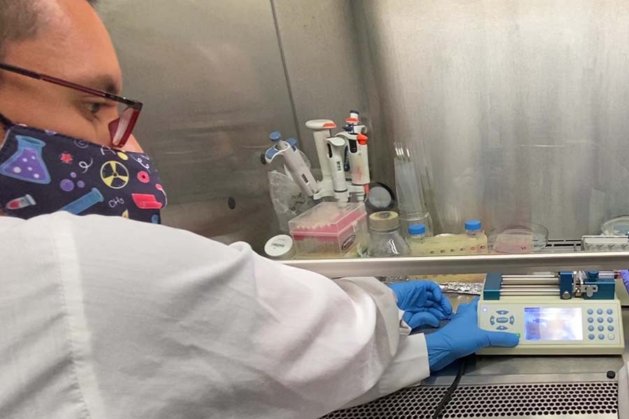 Carlos Ceballos, investigador del Tec de Monterrey, en Laboratorio Álvarez-Trujillo.