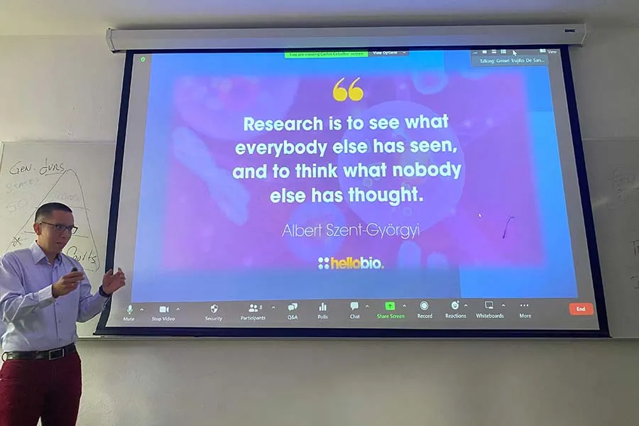 Carlos Ceballos, doctor en Biotecnolog&iacute;a por el campus Monterrey, exponiendo su investigaci&oacute;n.