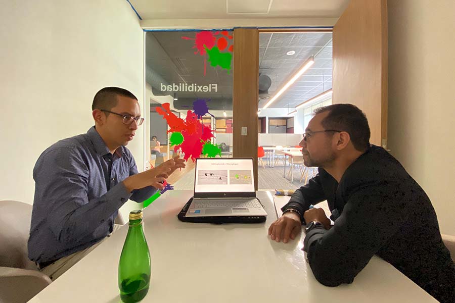 Carlos Ceballos con Mario Álvarez, investigadores del Tec.