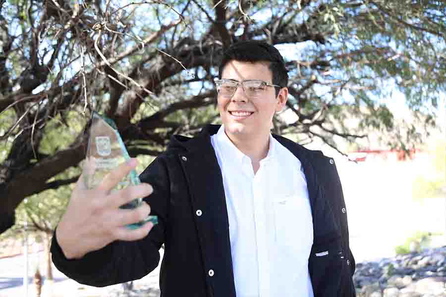 Carlos Erquizio con su premio a la categor&iacute;a ingenio emprendedor