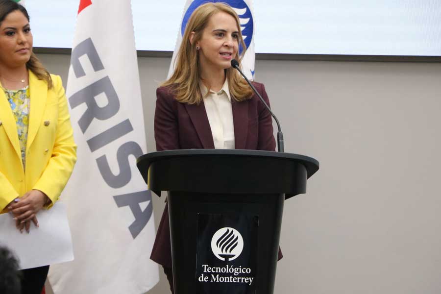 Carmen Garza T durante su mensaje en el Premio FRISA