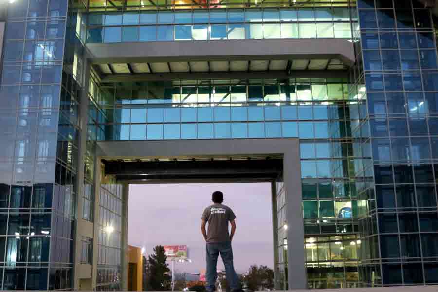 Este edificio ofrece una amplia vista dentro y fuera de &eacute;l, ya que esta cubierto de cristal y cuenta con un arco por donde se puede experimentar una vista particular.