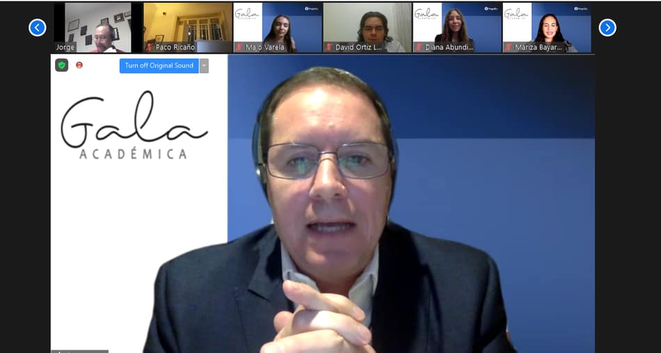 Richard Huett, director de PrepaTec Regi&oacute;n Occidente, condujo la Gala Acad&eacute;mica y motiv&oacute; a los galardonados a seguir esforz&aacute;ndose
