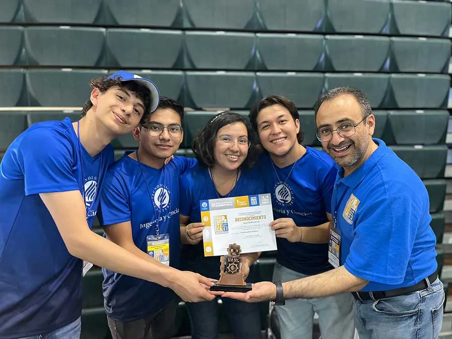 El equipo del Tec en Estado de M&eacute;xico alcanz&oacute; el tercer sitio en la categor&iacute;a Rescue Robots. Foto: Escuela de Ingenier&iacute;a y Ciencias