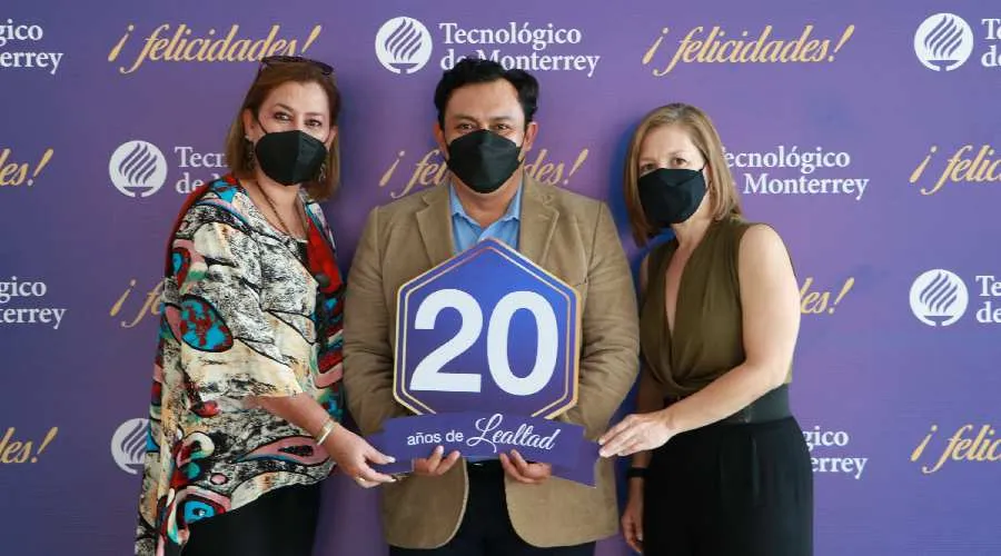 Alejandra junto a los otros dos profesores que recibieron el reconocimiento de 20 a&ntilde;os de lealtad.