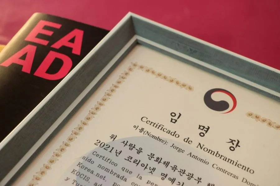 Certificado del profesor Jorge Contreras y un cuaderno de la Escuela de Arquitectura, Arte y Dise&ntilde;o