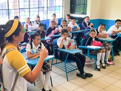 Cesia Armenta explicando a los ni&ntilde;os de primaria el m&eacute;todo "RULER".
