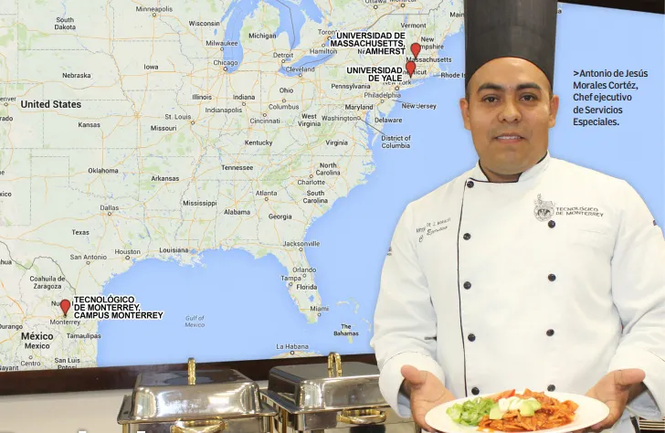 Chef del Tec en campus Monterrey, Antonio de Jesús Morales, con su platillo de chilaquiles