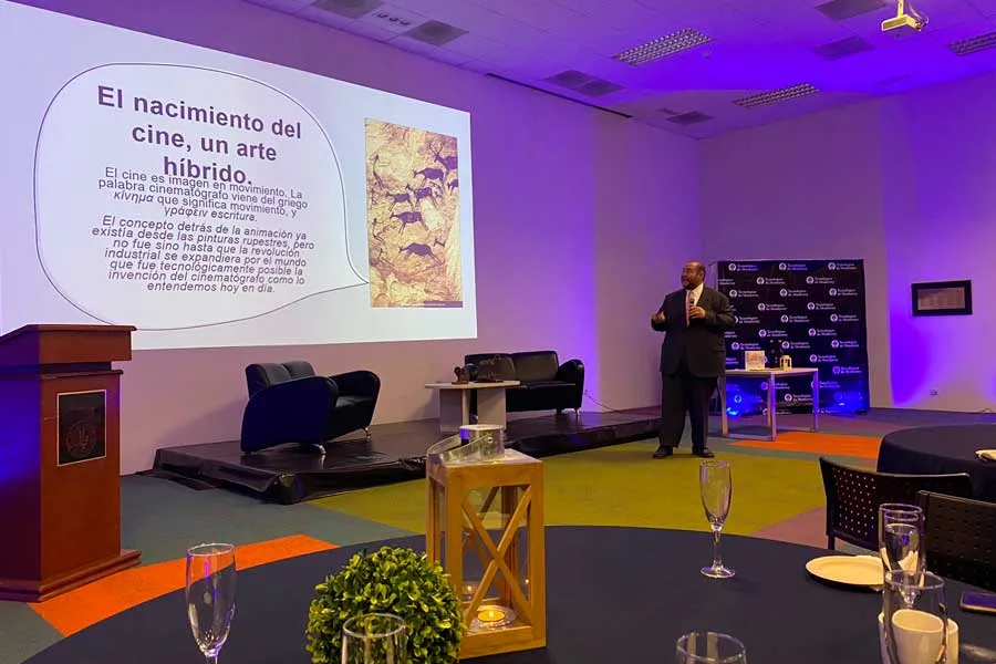 Maestro Francisco Rodr&iacute;guez hablando del cine en el seminario de arte