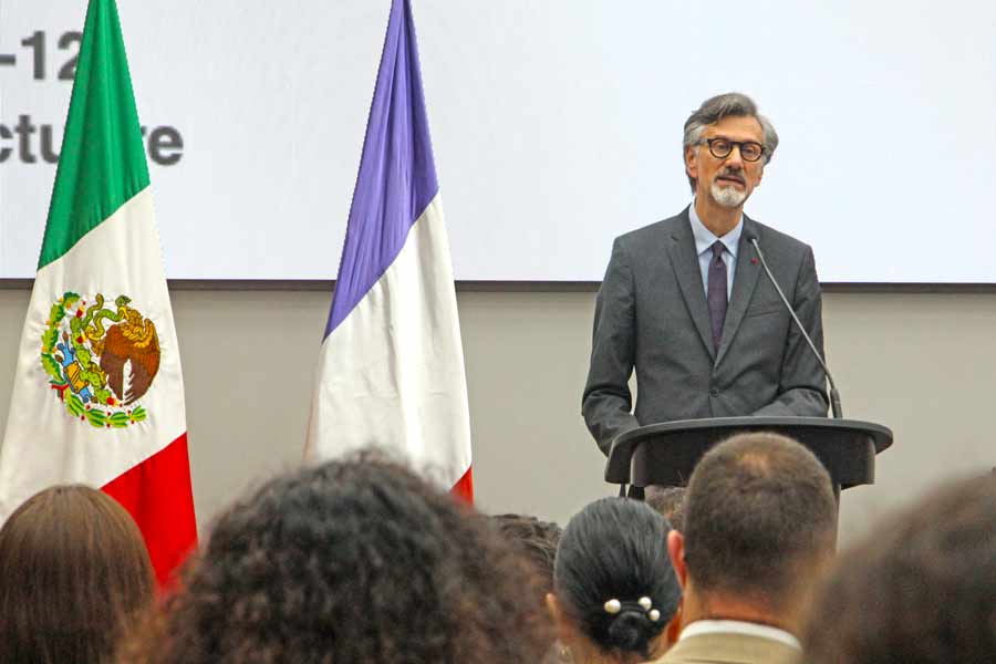 A la apertura del simposio asisti&oacute; el embajador de Francia en M&eacute;xico, Jean-Pierre Asvazadourian.