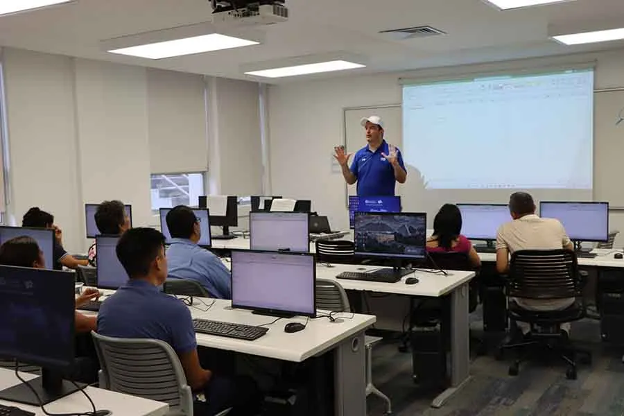 Clase de computaci&oacute;n a colaboradores del campus Monterrey.