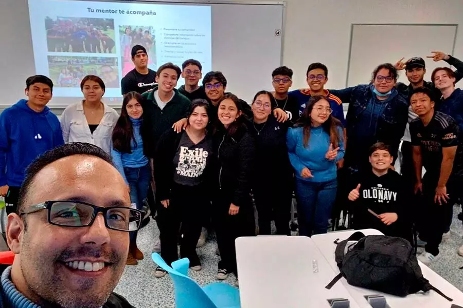 El mentor Mauricio García saca una selfie tras terminar la clase Mi plan de vida en el Tec