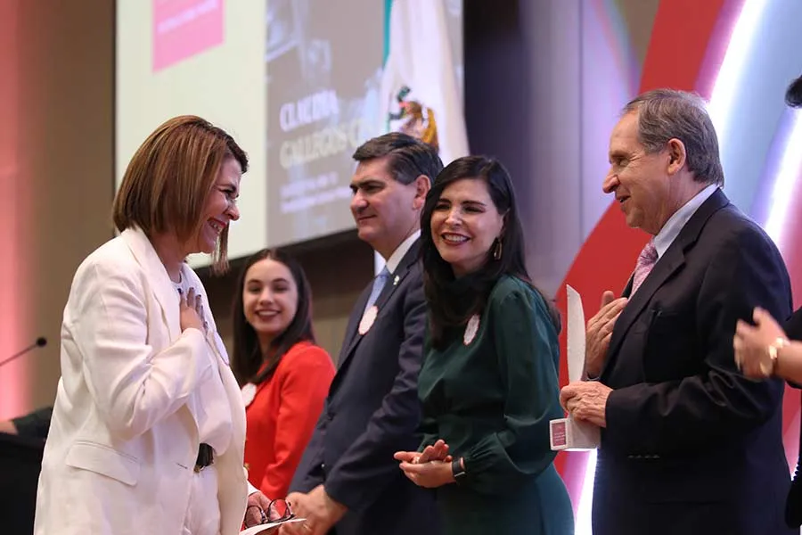 Claudia Gallegos recibi&oacute; el Premio Mujer Tec 2020 en la categor&iacute;a Poder Transformador