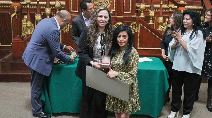 Claudia Morales recibe Medalla al M&eacute;rito Docente 2022 en Congreso de la Ciudad de M&eacute;xico