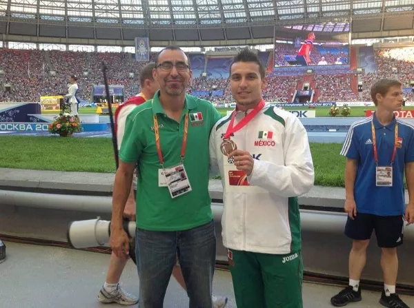 El entrenador de Atletismo Francisco Olivares ha entrenado deportistas que han asistido a Juegos Ol&iacute;mpicos, como a Luis Rivera.