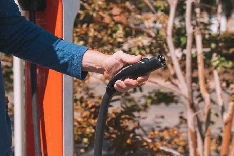 Los enchufables consisten en poder cargar la batería del auto para hacer uso de ella, es decir, dependen del hecho de poder enchufarlos a una fuente de energía.