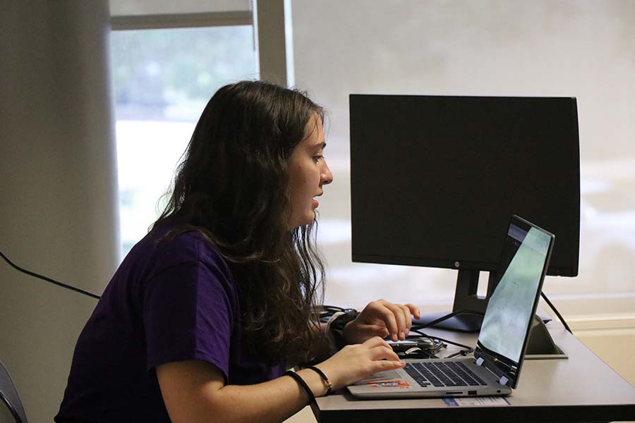 A trav&eacute;s de ejercicios y retos las participantes aprendieron de programaci&oacute;n