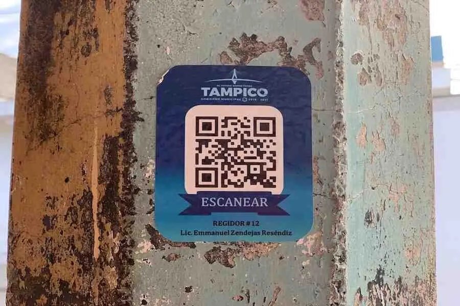 Ejemplo de c&oacute;digo QR ubicado en un poste en Tampico como parte del proyecto de Edwin.