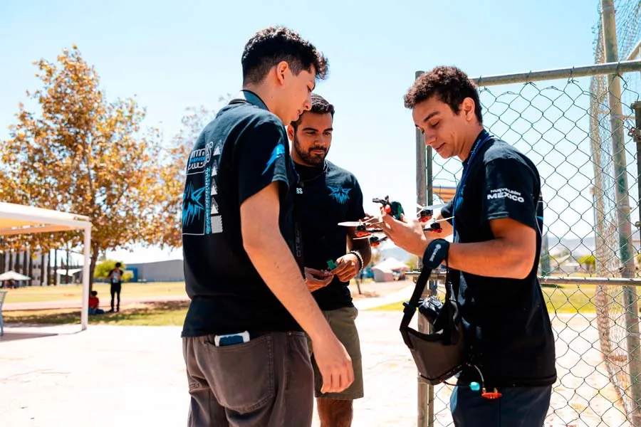 Estudiantes del Tec de Monterrey preparan su participaci&oacute;n en competencia de drones