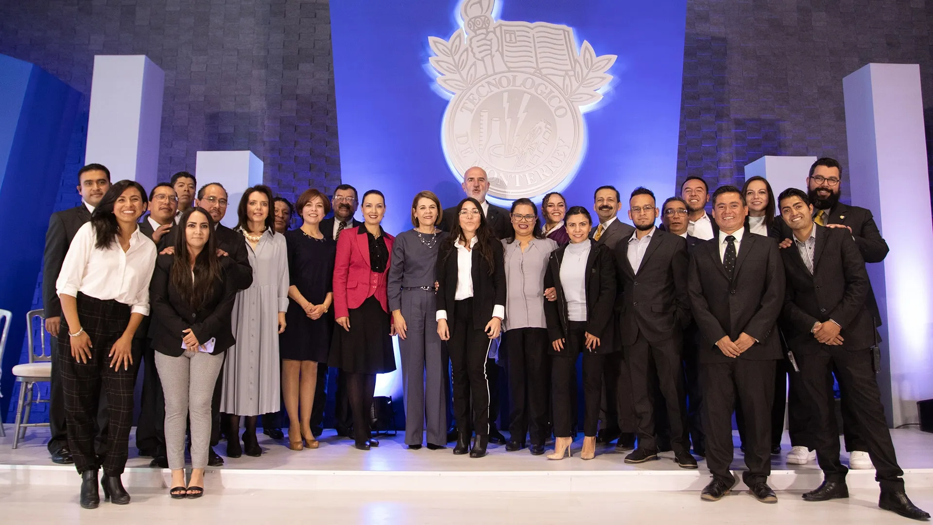 Colaboradores con Claudia Gallegos en Ceremonia de Graduaci&oacute;n