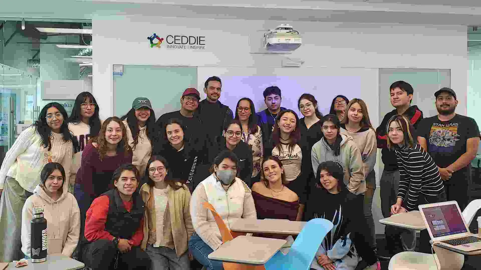 Profesor Andr&eacute;s Barradas con los estudiantes del bloque Narrativa Documental