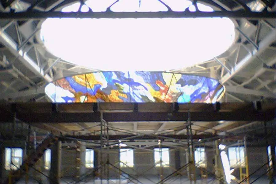 Vitral los 4 elementos descansa en plataforma previo a su colocaci&oacute;n en el Edificio II del Tec de Monterrey campus Laguna