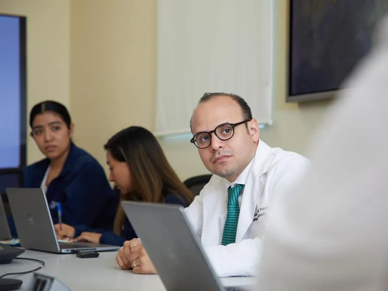 El equipo de cardiolog&iacute;a sesiona cada semana para discutir casos cl&iacute;nicos y de alta complejidad.