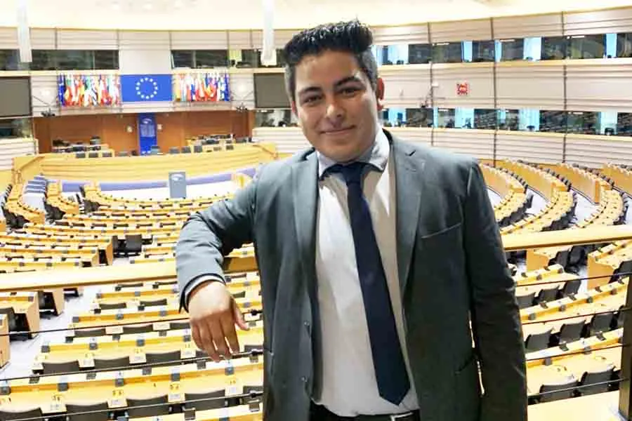 Como parte de las actividades del programa Omar Real asisti&oacute; al Parlamento Europeo.