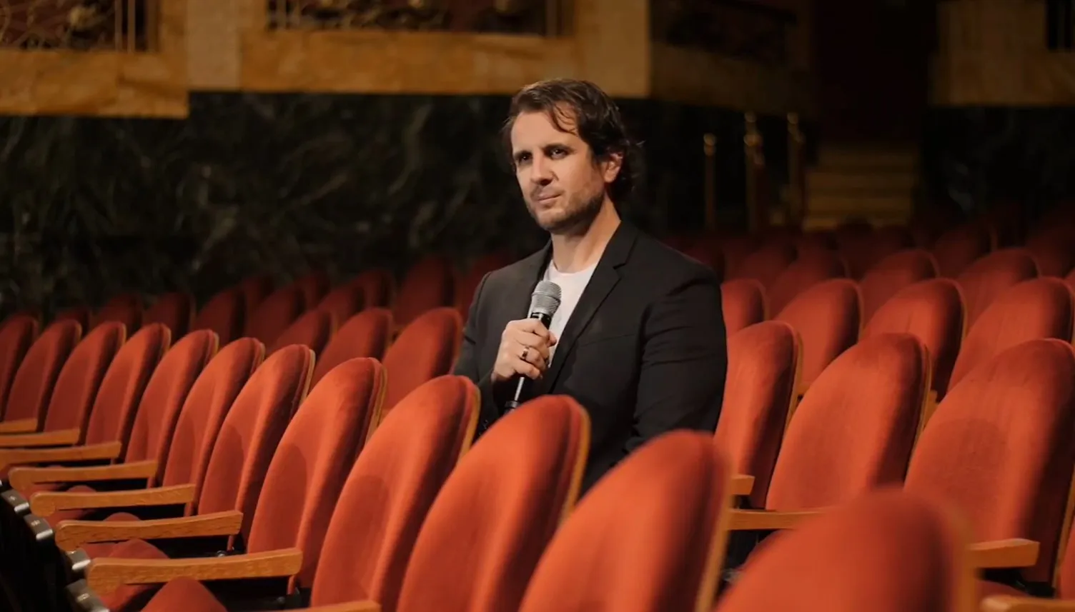 Egresado de la licenciatura en Psicolog&iacute;a Organizacional del Tec, Carlos Quezada&nbsp;demostr&oacute; su talento y calidad art&iacute;stica en esta velada con beneficio social.