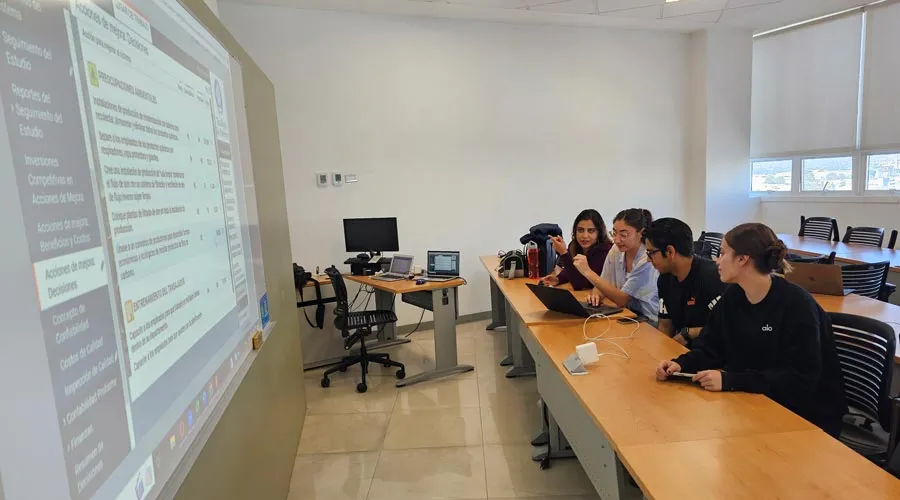 Estudiantes del Tec campus Quer&eacute;taro son primer lugar en concurso de simulaci&oacute;n de casos sustentables