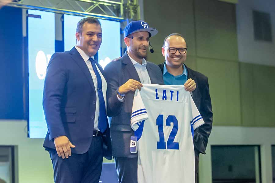 Baltazar Alvarado y Mario Leyva hacen entrega de jersey a Alberto Lati en el 50 aniversario del Tec campus Ciudad Obreg&oacute;n
