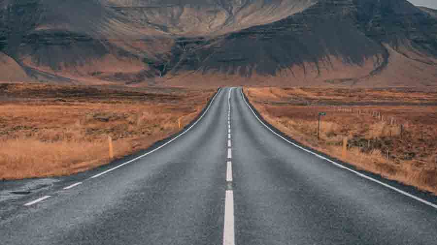 Camino de asfalto hacia unas monta&ntilde;as