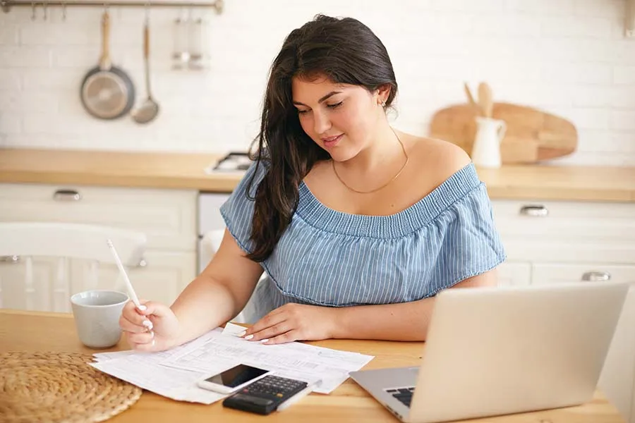 Mujer haciendo un plan de finanzas.