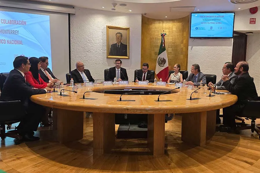 Integrantes del Tec de Monterrey y del IPN, durante la firma del acuerdo de colaboraci&oacute;n entre ambas instituciones