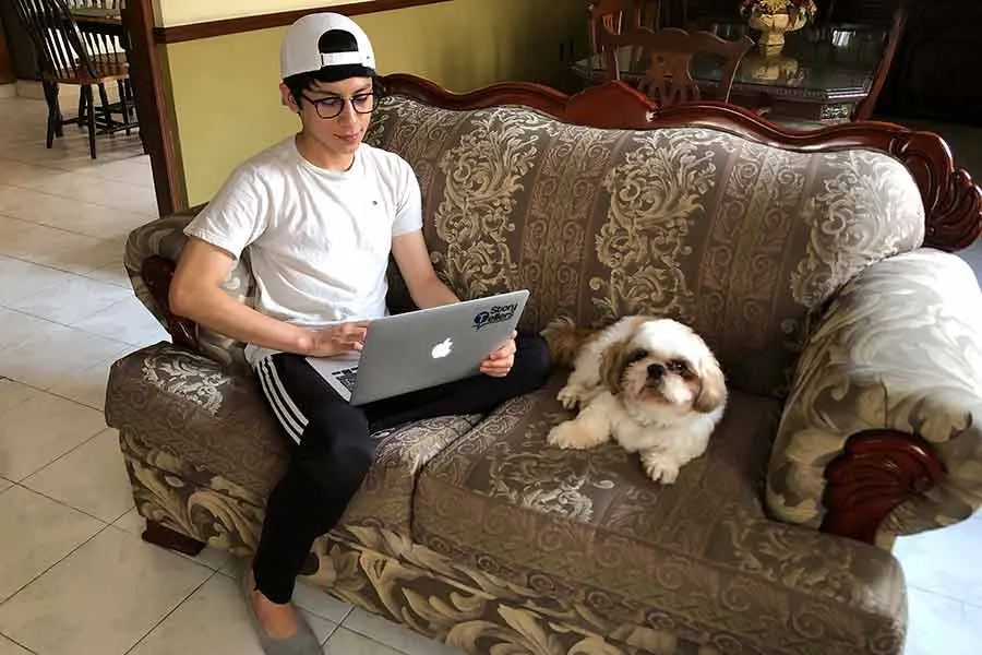 Alumno del Tec de Monterrey, en casa durante cuarentena, junto a su mascota