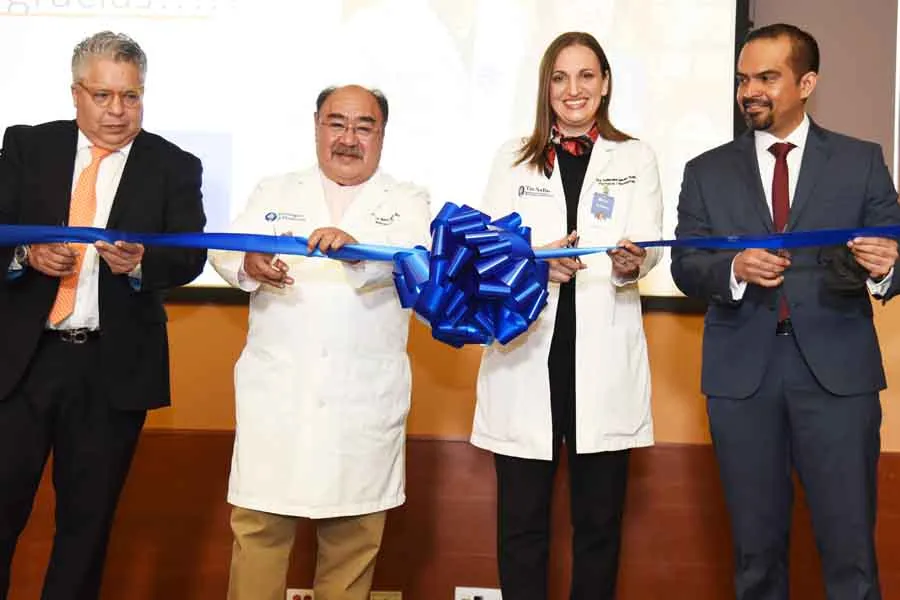 Momento de corte de list&oacute;n durante la inauguraci&oacute;n de la Unidad de Terapia Intensiva Cardiovascular.
