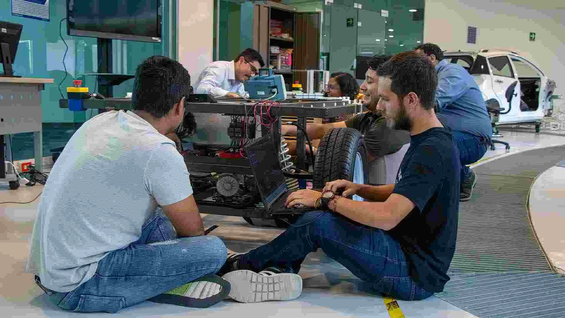 Alumnos y profesores trabajaron juntos en el perfeccionamiento del veh&iacute;culo