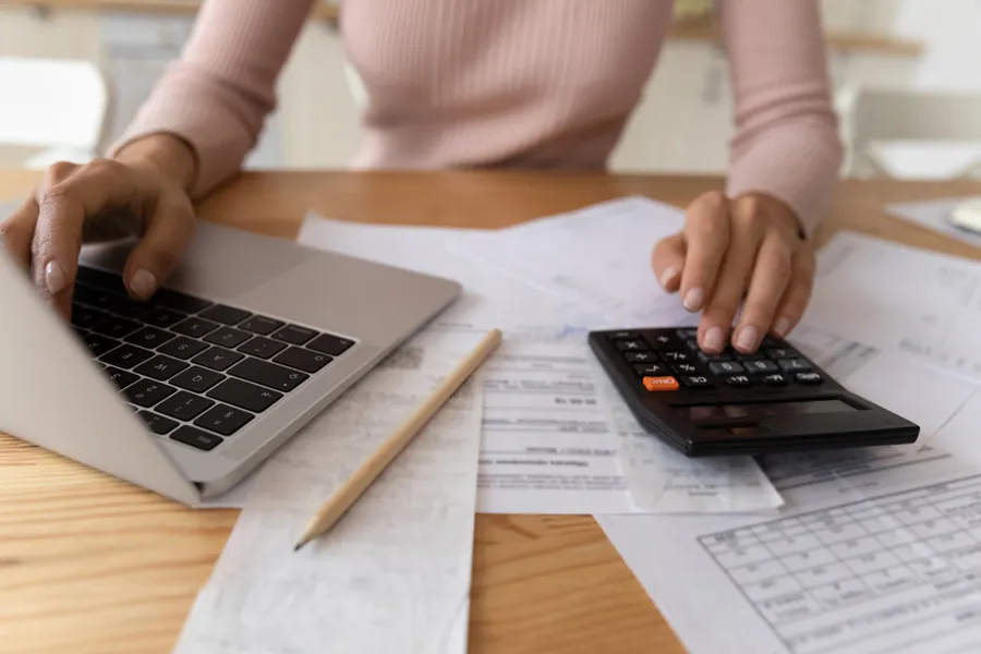 mujer revisando sus finanzas