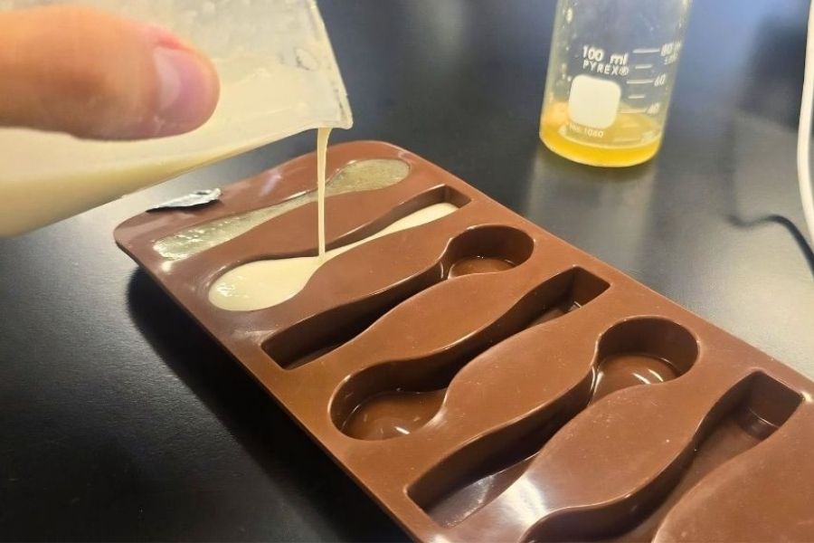 Proceso de moldeado de los cubiertos hechos con el biopl&aacute;stico desarrollado por los estudiantes.