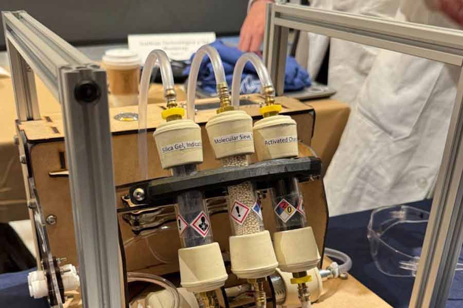 Estudiantes en competencia de qu&iacute;mica
