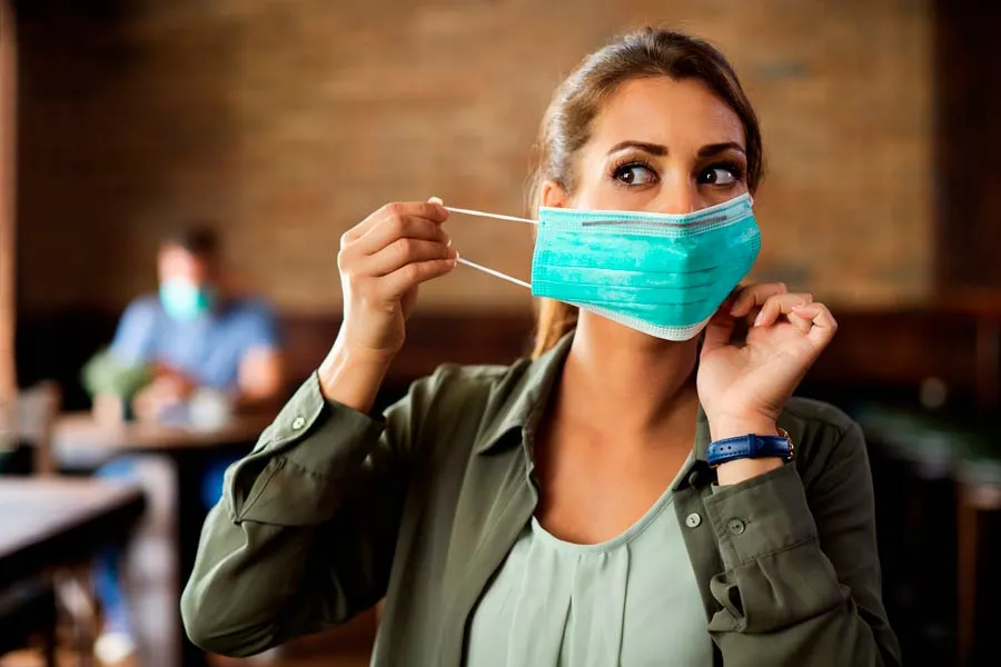 El uso del cubrebocas debe ser una medida de prevención en lugares cerrados o con poca ventilación.