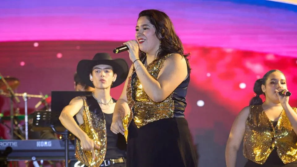 cantante durante pesentaci&oacute;n de Cumbiamor