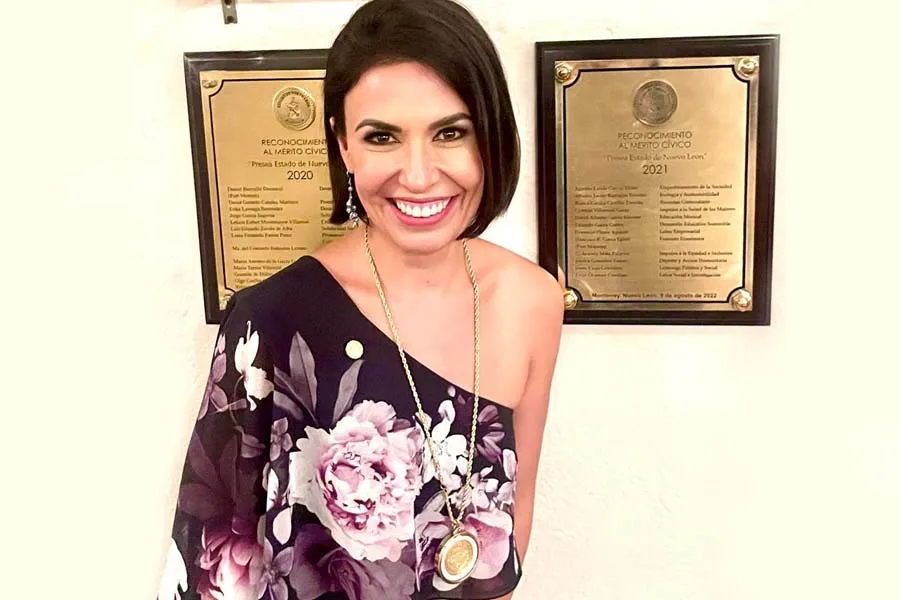 Cynthia Villarreal con el Reconocimiento al M&eacute;rito C&iacute;vico Presea Estado de Nuevo Le&oacute;n edici&oacute;n 2021.