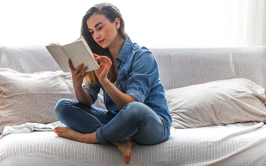 Joven leyendo d&iacute;a mundial del libro y los derechos de autor