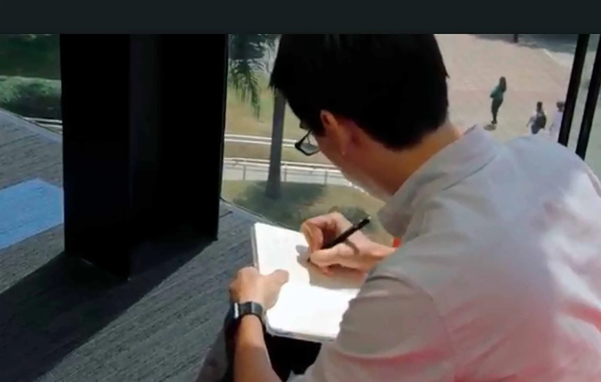 Darius Lau empresario, dise&ntilde;ador y maker dise&ntilde;a equipo m&eacute;dico para personal de salud