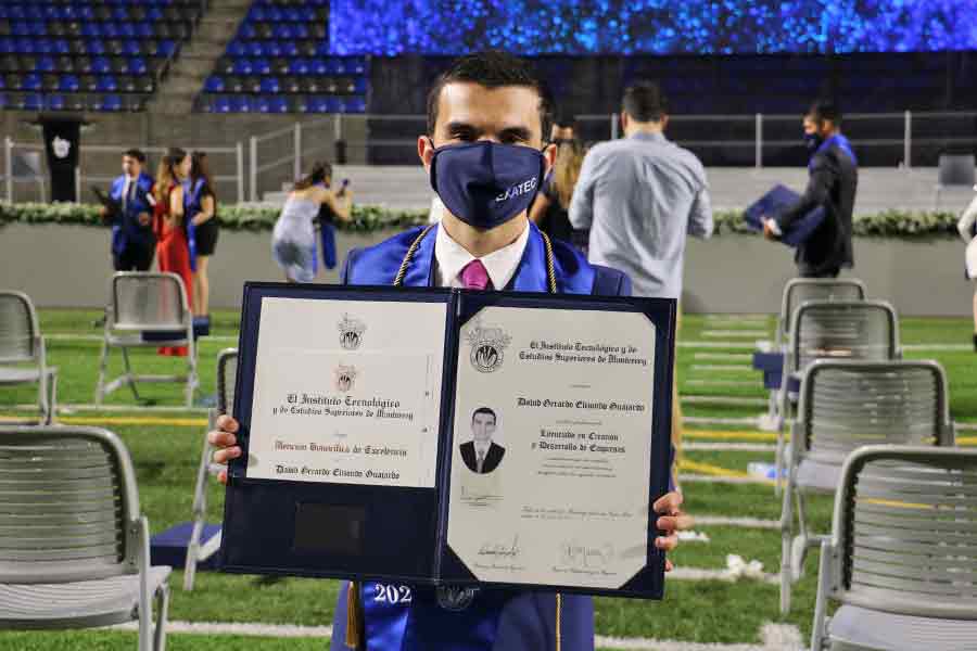 David Elizondo con su título de profesional.