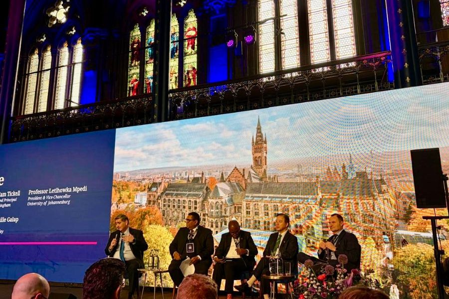 Panel de l&iacute;deres universitarios en la reuni&oacute;n anual de Universitas 21 en Glasgow, con representantes internacionales discutiendo el futuro de la educaci&oacute;n superior frente a cambios globales.