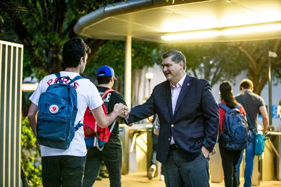 David Garza, recibi&oacute; a estudiantes en el Tec campus Monterrey.