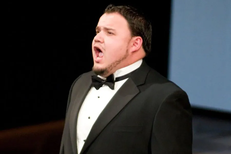 David Lomel&iacute; cantando en escenario